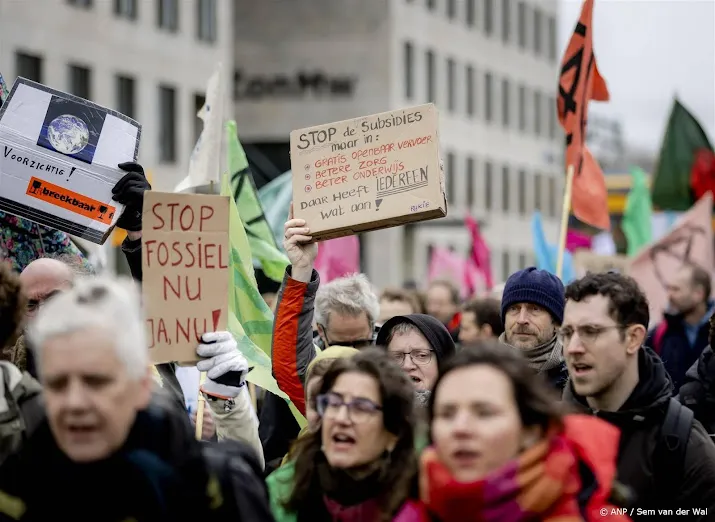 honderden klimaatactivisten verzamelen voor protest in den haag