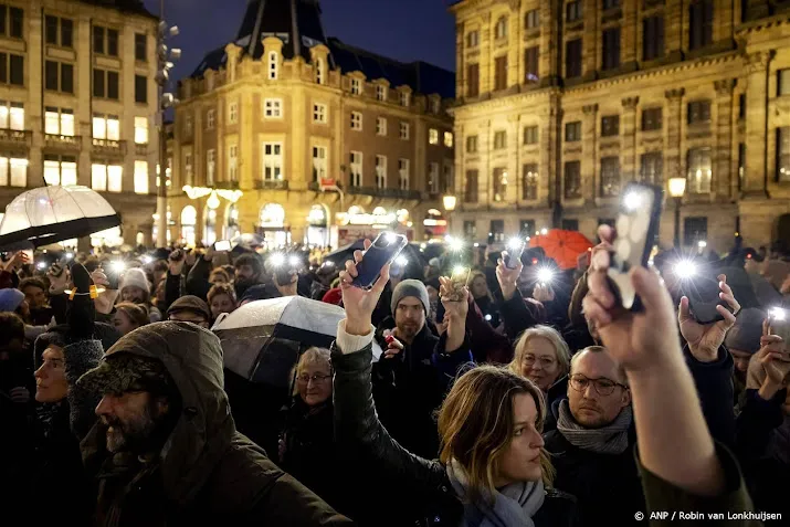 honderden lichtjes bij manifestatie op de dam voor solidariteit