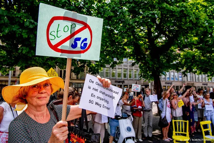 honderden mensen betogen tegen 5g internet