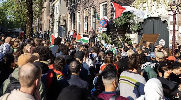 honderden mensen bij bezetting uva terrein
