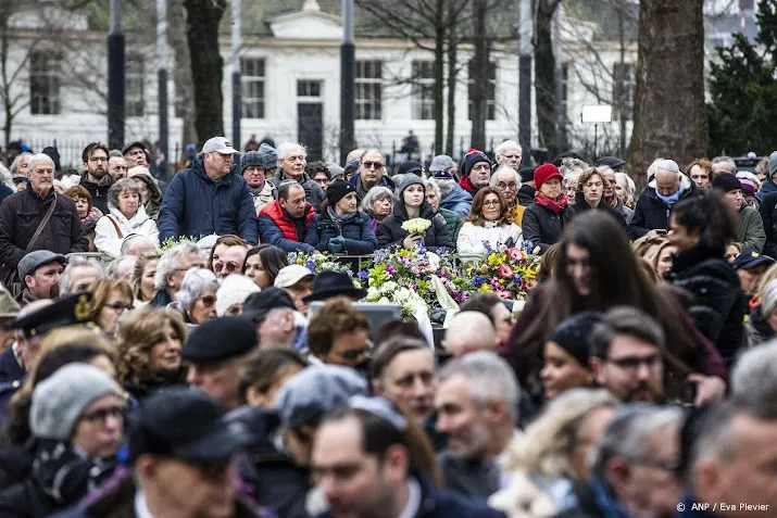 honderden mensen bij herdenking holocaust in amsterdam