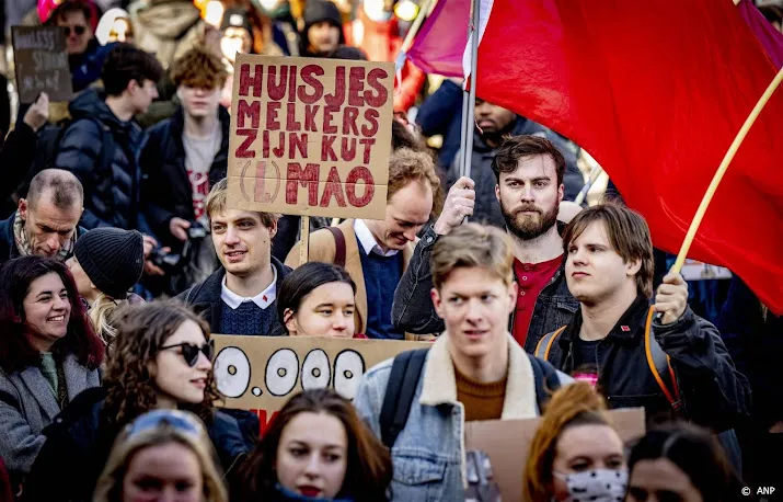 honderden mensen bijeen tijdens woonprotest in amsterdam