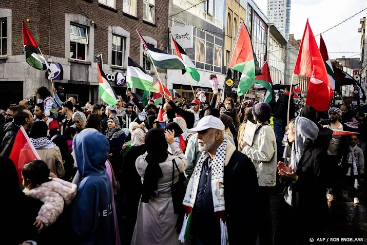 honderden mensen demonstreren in eindhoven voor gaza