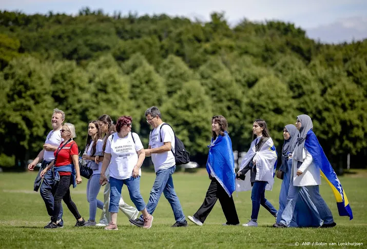 honderden mensen herdenken genocide srebrenica op malieveld