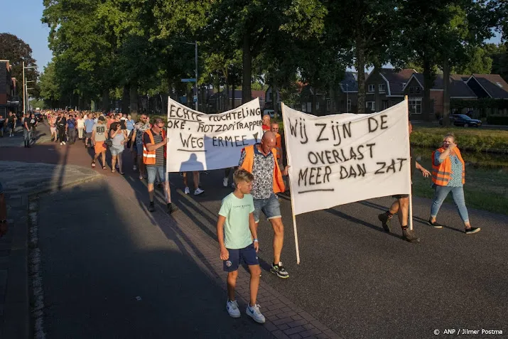 honderden mensen lopen protestmars naar aanmeldcentrum ter apel