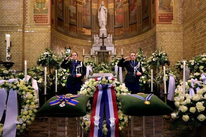 honderden mensen nemen afscheid van lubbers