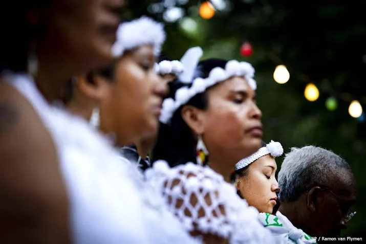 honderden mensen op amsterdamse surinameplein voor dag van besef