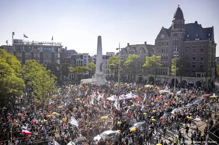 honderden mensen verzamelen zich op de dam voor demonstratie