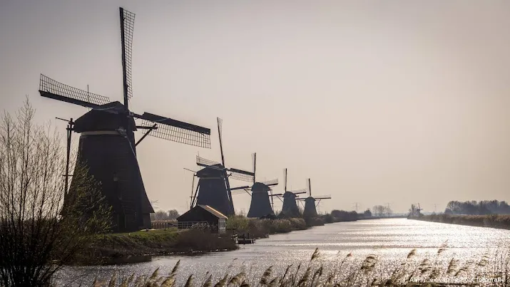 honderden molens draaien gelijktijdig wegens jubileum