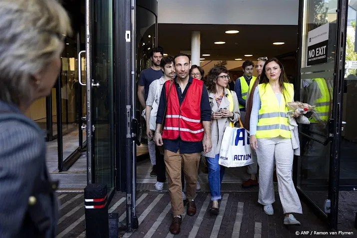 honderden studenten demonstreren in utrecht bij walk out