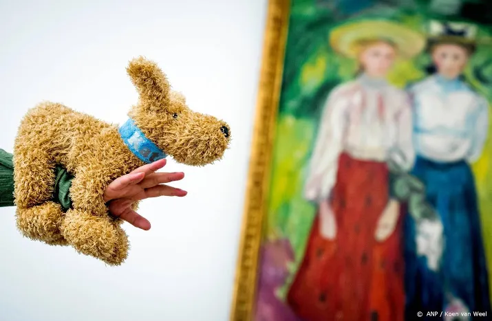 hondjes leiden kinderen rond in boijmans