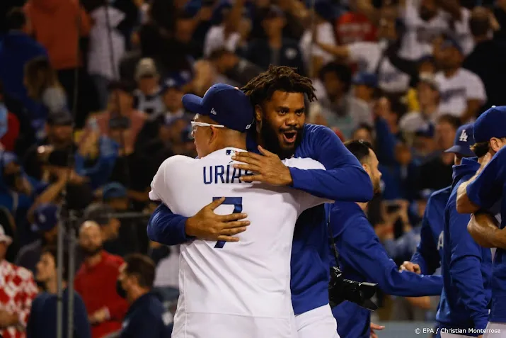 honkballer jansen helpt la dodgers verder in play offs