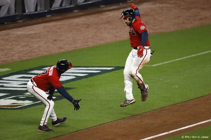 honkballers braves nemen leiding in world series