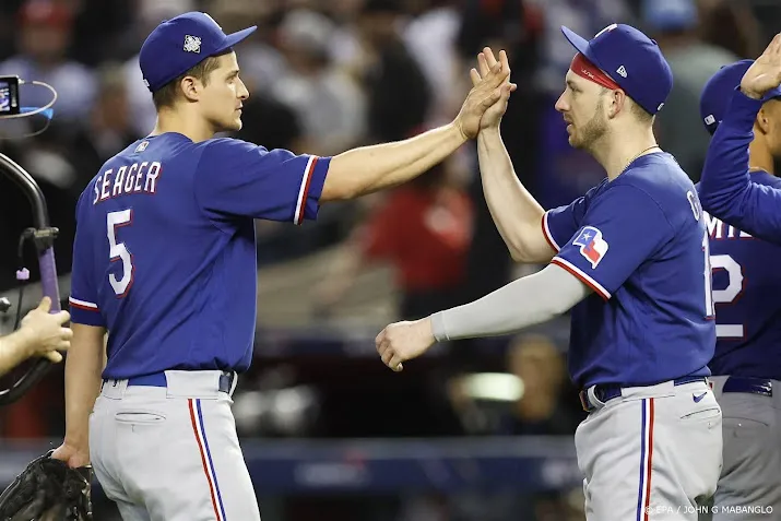 honkballers texas rangers nemen 2 1 voorsprong in world series