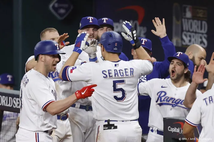honkballers texas rangers winnen eerste duel world series