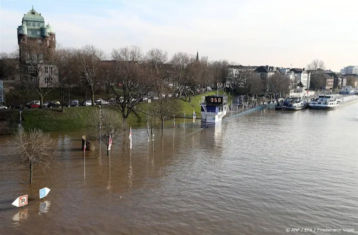 hoog water hindert scheepvaart op zuidelijke rijn