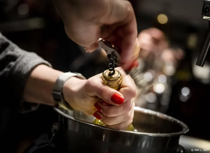 hoogleraar infectieziekten niet naar kerstborrel met corona