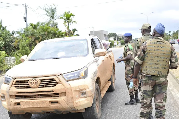 hooguit tientallen nederlanders in door coup onrustig gabon
