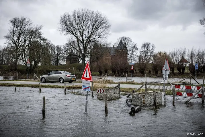 hoogwater dreigt alom maar europa droogt sneller dan in eeuwen