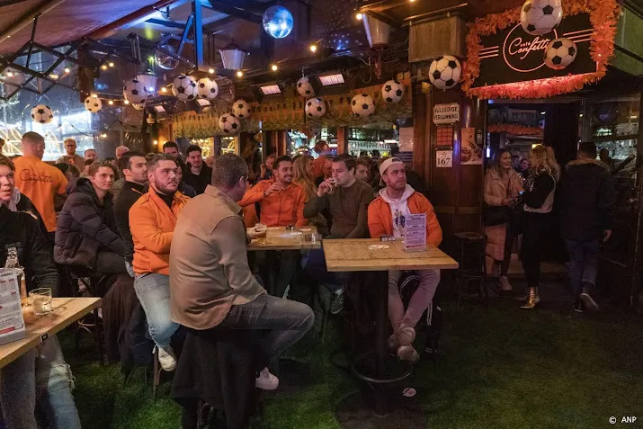 horeca in de startblokken voor wedstrijd oranje