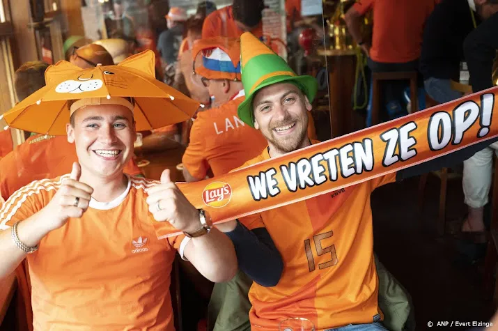 horeca klaar voor oranje schermen bier en gratis hapjes