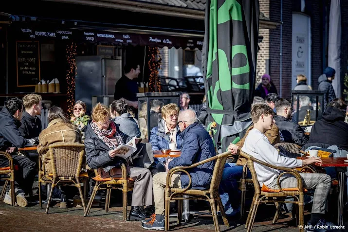 horeca rekent op drukkere terrassen personeelstekort niet voorbij