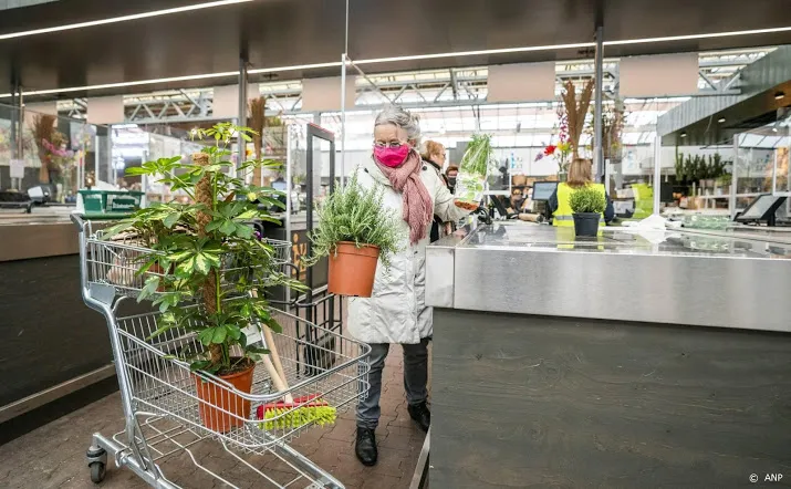 hornbach bijna vol met pasen intratuin verruimt openingstijden