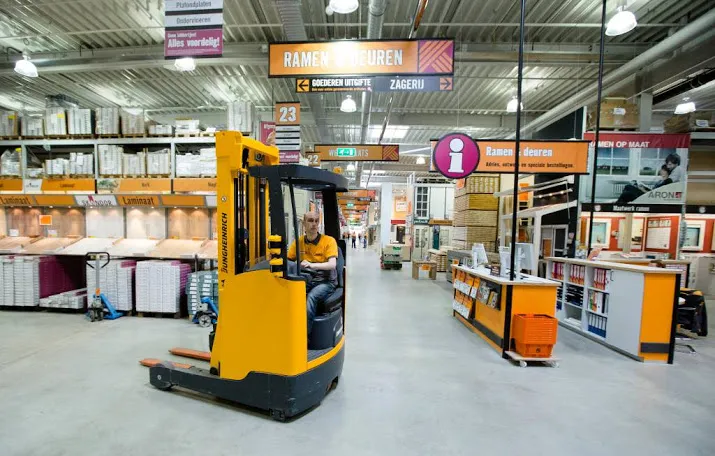 hornbach timmert in buitenland aan de weg
