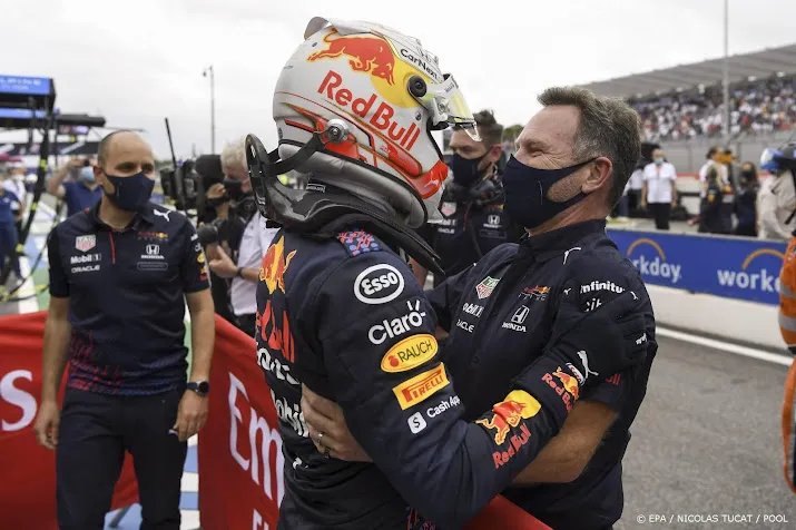 horner kijkt vol verbazing naar oranje zee in zandvoort