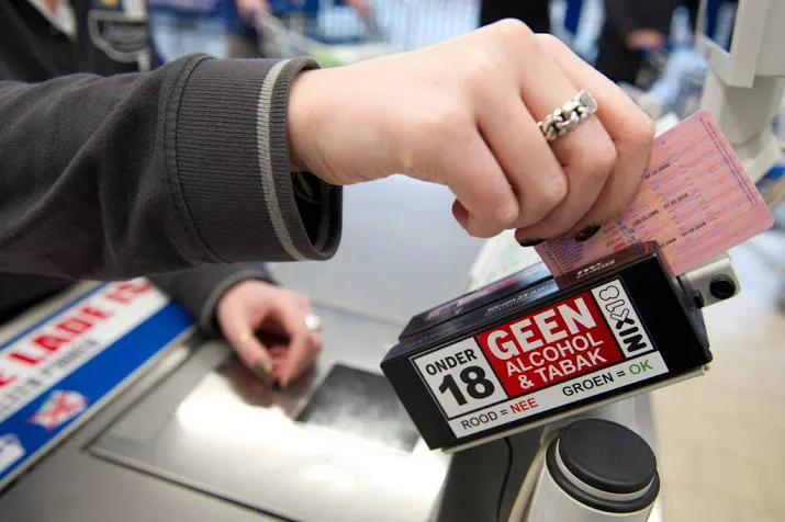 hou id kaart klaar bij het kopen van alcohol