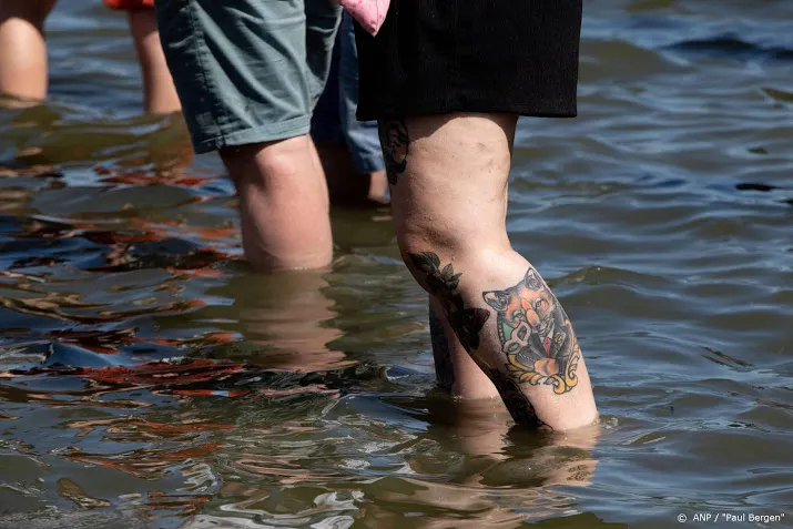 houd ook bij zwemmen in open water 15 meter afstand