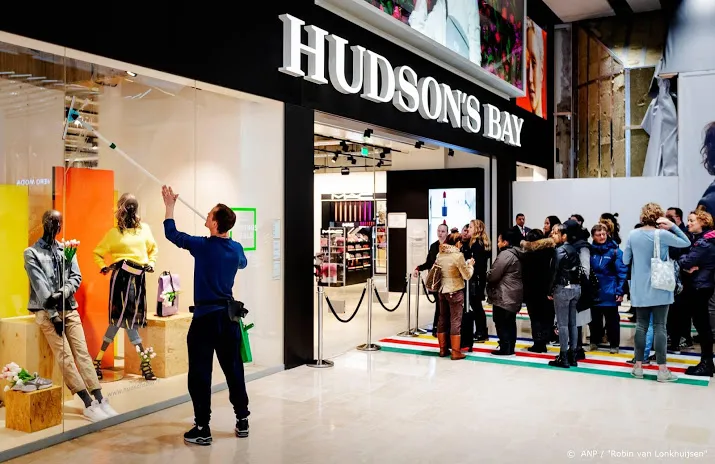 hudsons bay vraagt uitstel van betaling aan