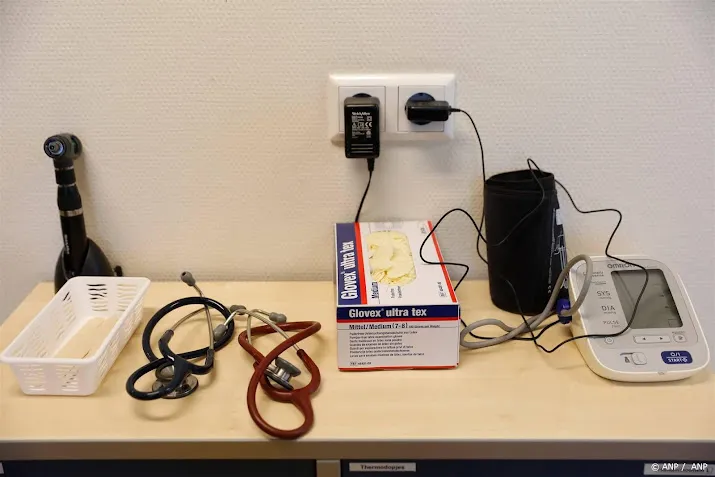 huisartsenposten druk met kleine groep die heel vaak belt
