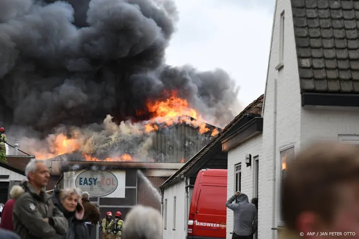 huizen ontruimd om grote brand loosdrecht