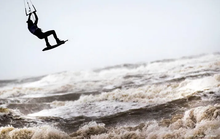 hulpdiensten druk in de weer door harde wind aan zee