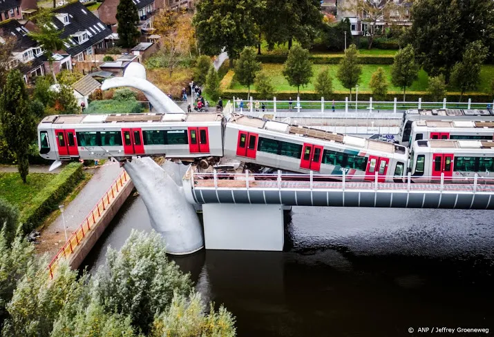 hulpdiensten nog enige tijd bezig met bergen metro in spijkenisse