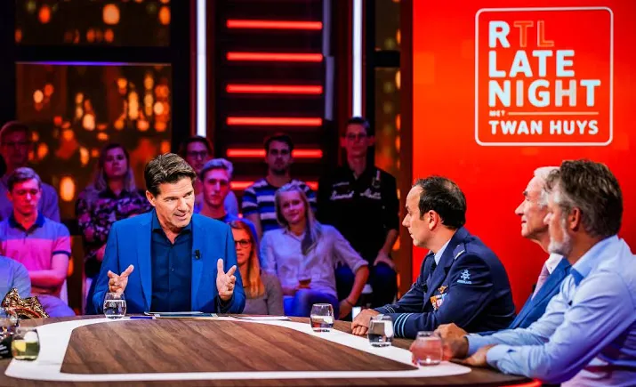 huys legt het met talkshow af tegen pauw