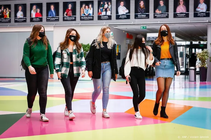 ieder sociaal contact wordt mboer voor de ogen weggenomen