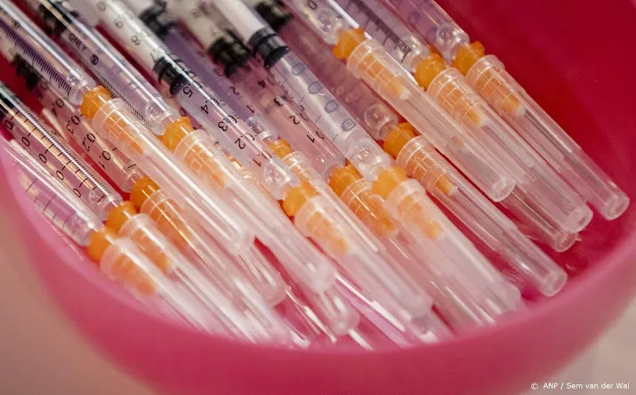 iedereen boven de 12 komende weken uitgenodigd voor herhaalprik