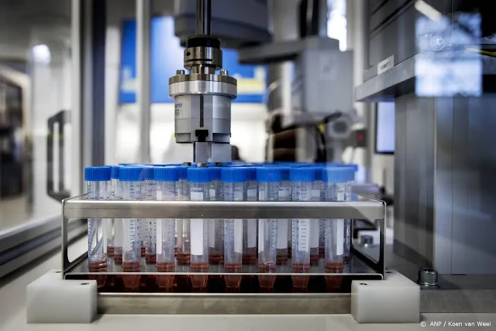 iets meer dan 2400 positieve tests gemiddelde daalt weer iets