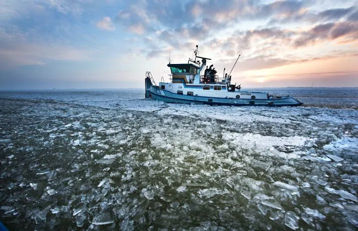 ijsbrekers op ijsselmeer