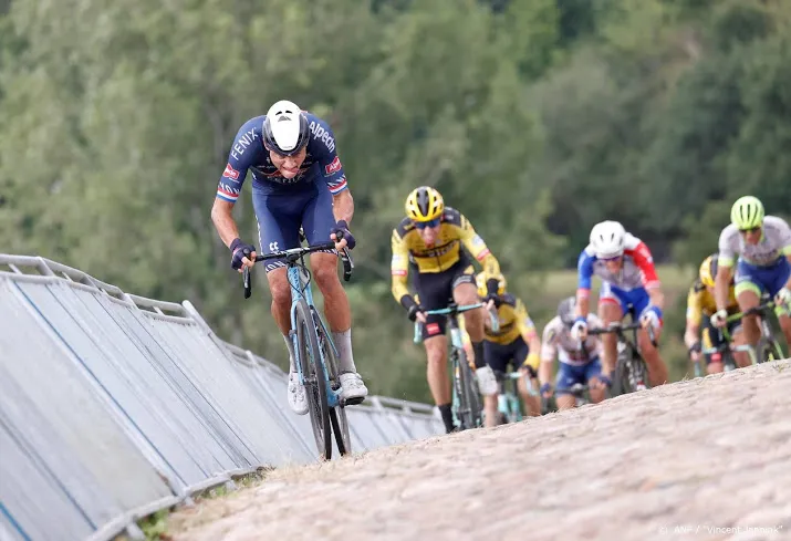 ijzersterke van der poel sloopt gehele peloton en wint nk op weg