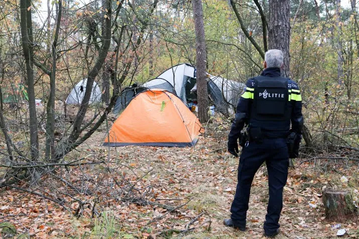 illegaal tentenkampje bij bladel ontruimd
