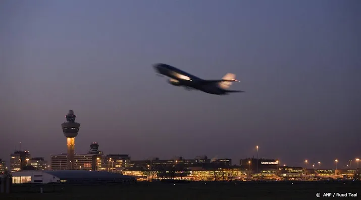 ilt meer waarschuwingen en boetes over nachtvluchten schiphol