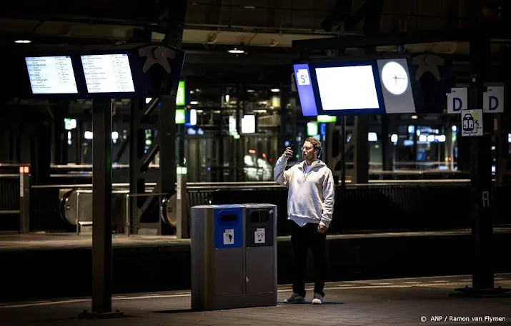 in heel nederland vrijwel geen treinverkeer door staking bij ns
