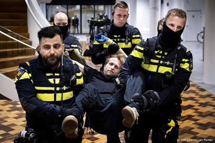 in totaal 13 actievoerders opgepakt bij amsterdamse stadhuis