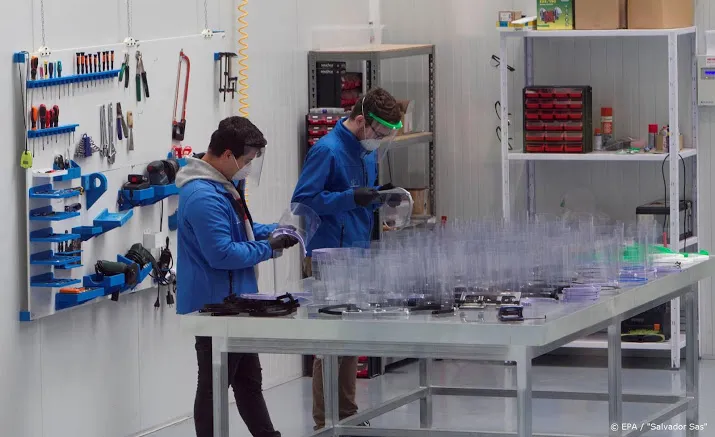 industrie spanje kruipt langzaam uit diep dal