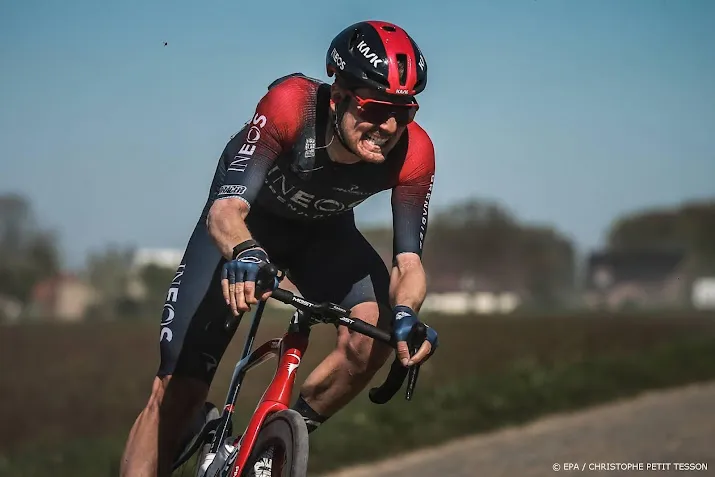ineos grenadiers met van baarle van start in tour