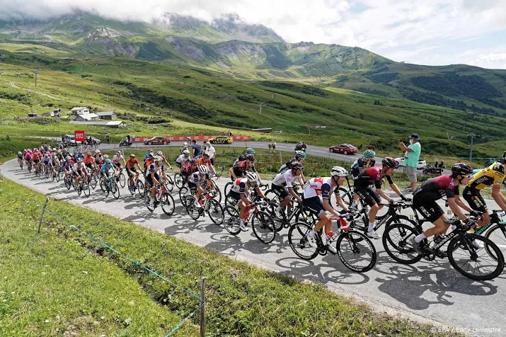 ineos naar tour met thomas en carapaz bernal naar giro