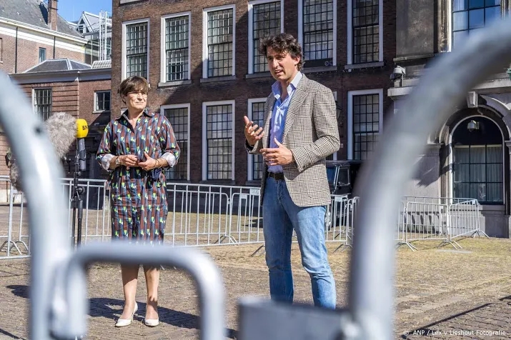 informateur hamer met zes partijen tegelijk aan tafel